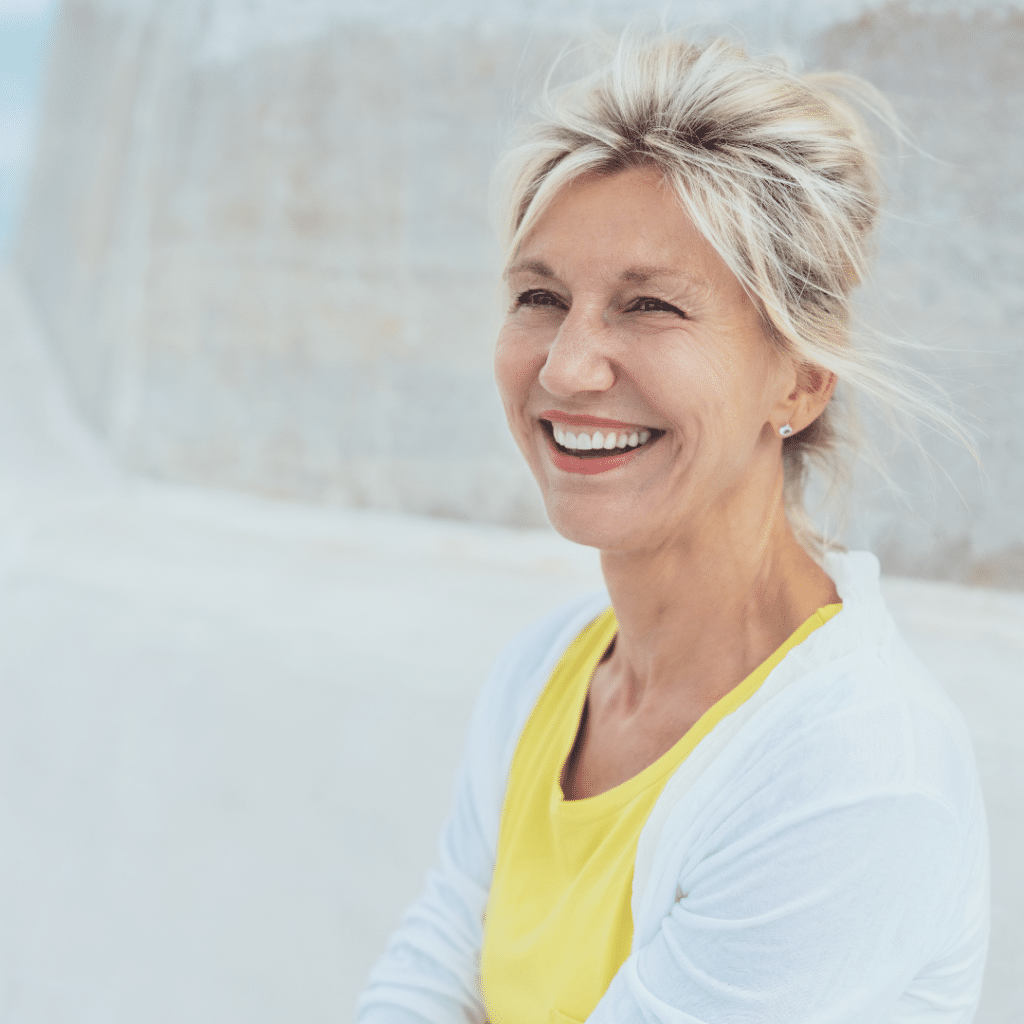 glad blond äldre kvinna
